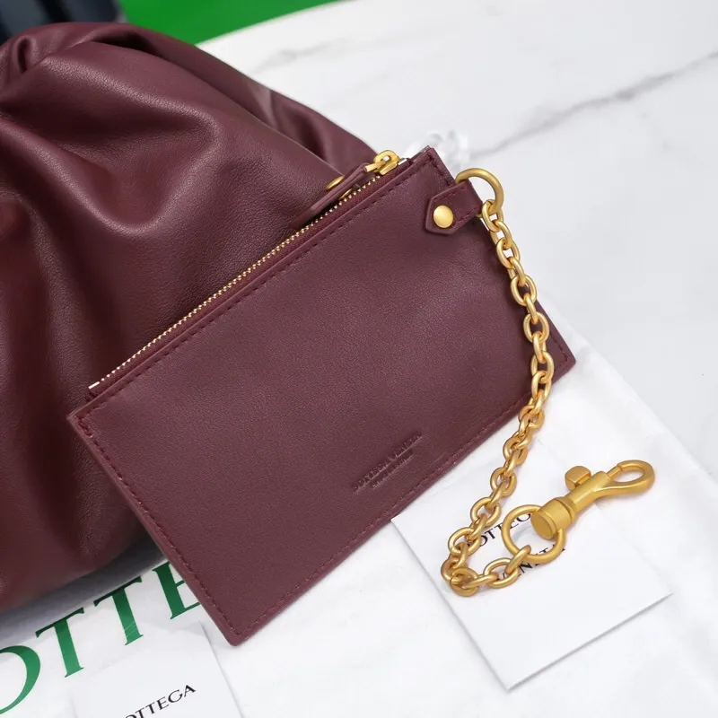 Batch 1660 Bottega Veneta cloud bag ☁️POUCH series original plain calfskin, super low-key and attractive, soft and casual, major Internet celebrity bloggers are crazy about calling it, fashionable and classy, ​​lazy and intellectual Large size: 38x20x8.5cm (large cloud plain) burgundy red